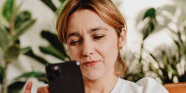 Woman has imposter syndrome and believes convincing lies.