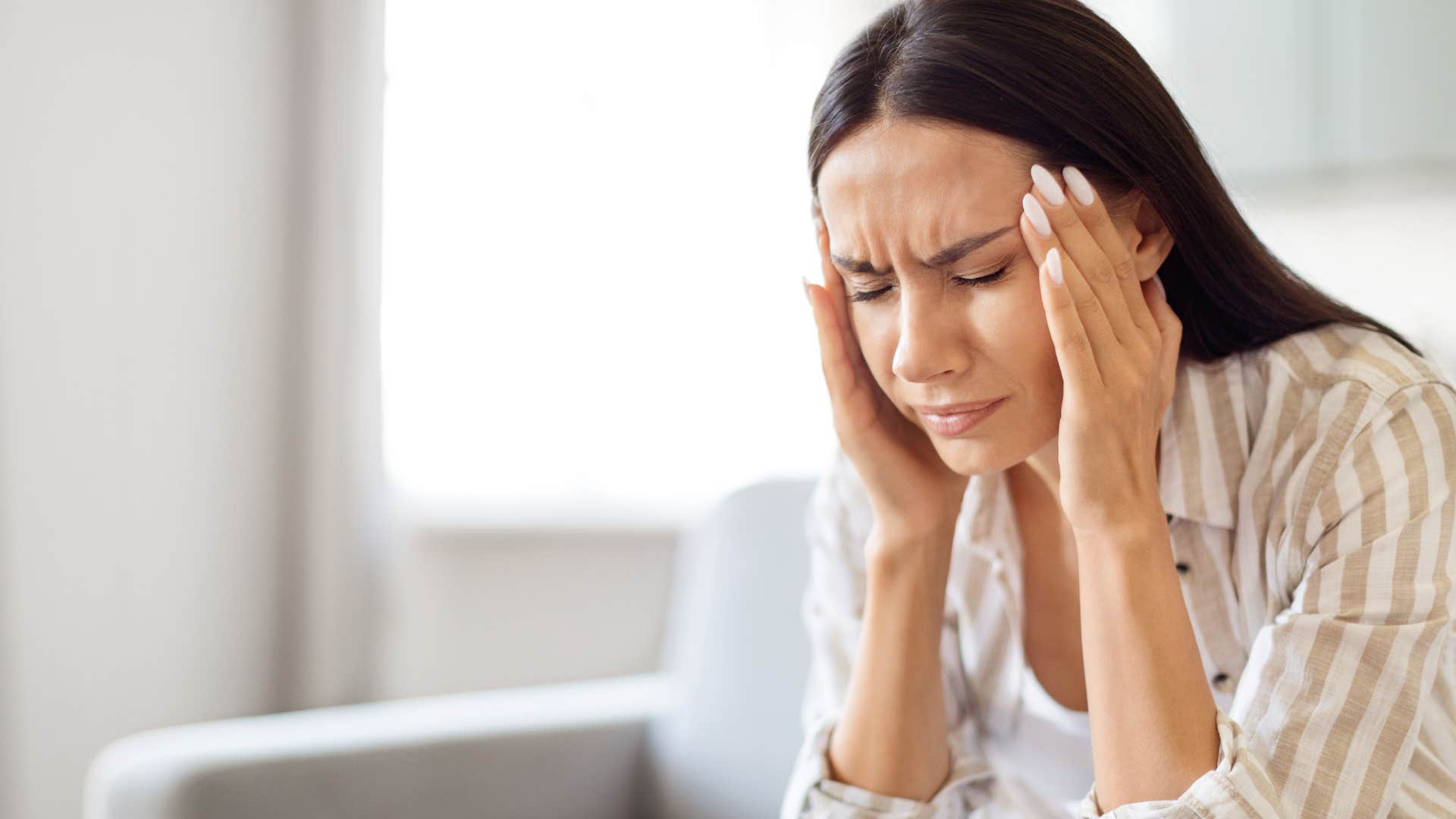 woman with buzzing electricity as a migraine symptom