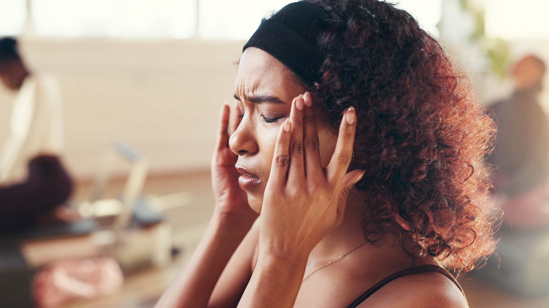 woman who has the migraine symptom of light-headedness