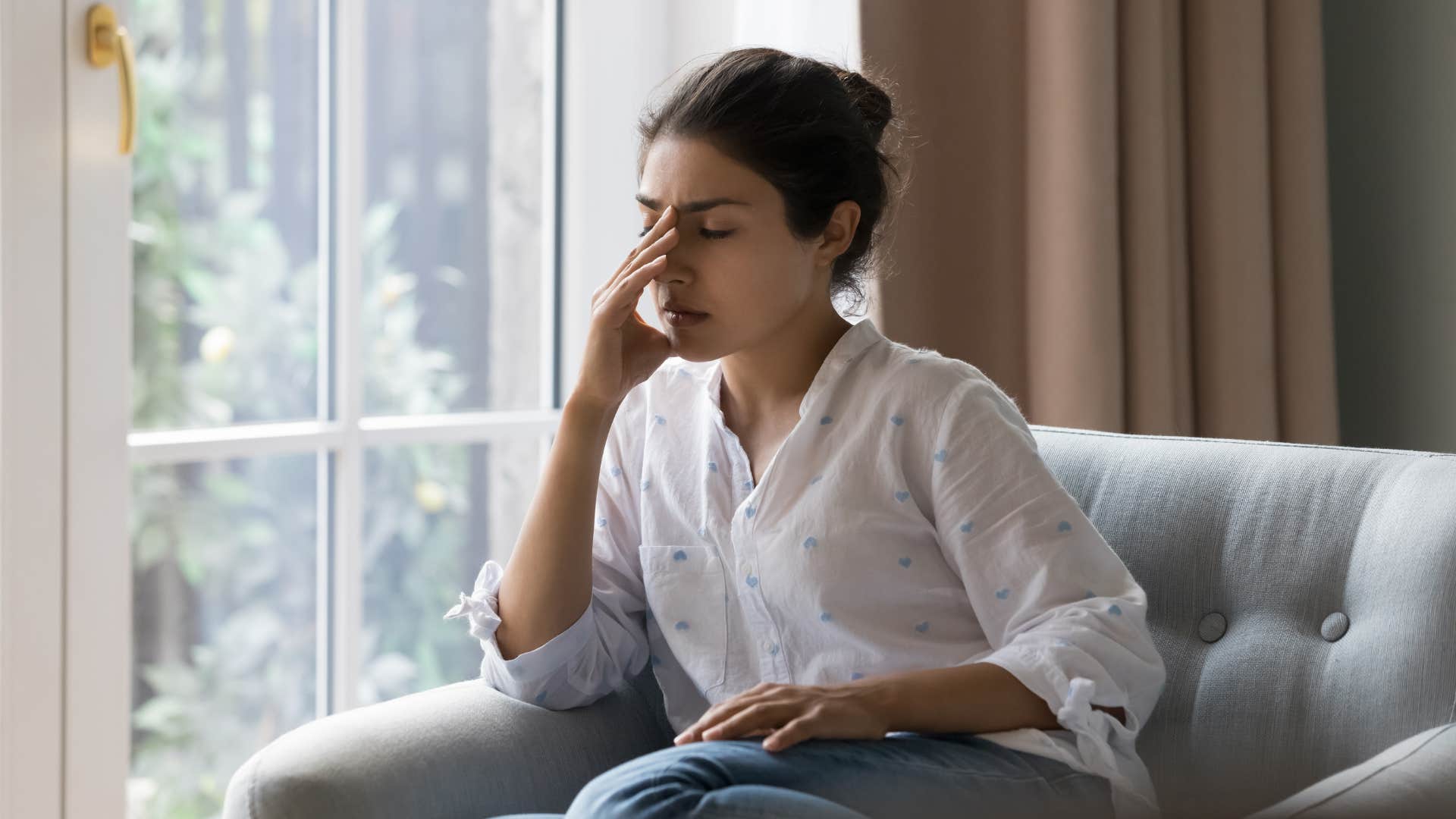 woman who has the migraine symptom of loss of feeling 