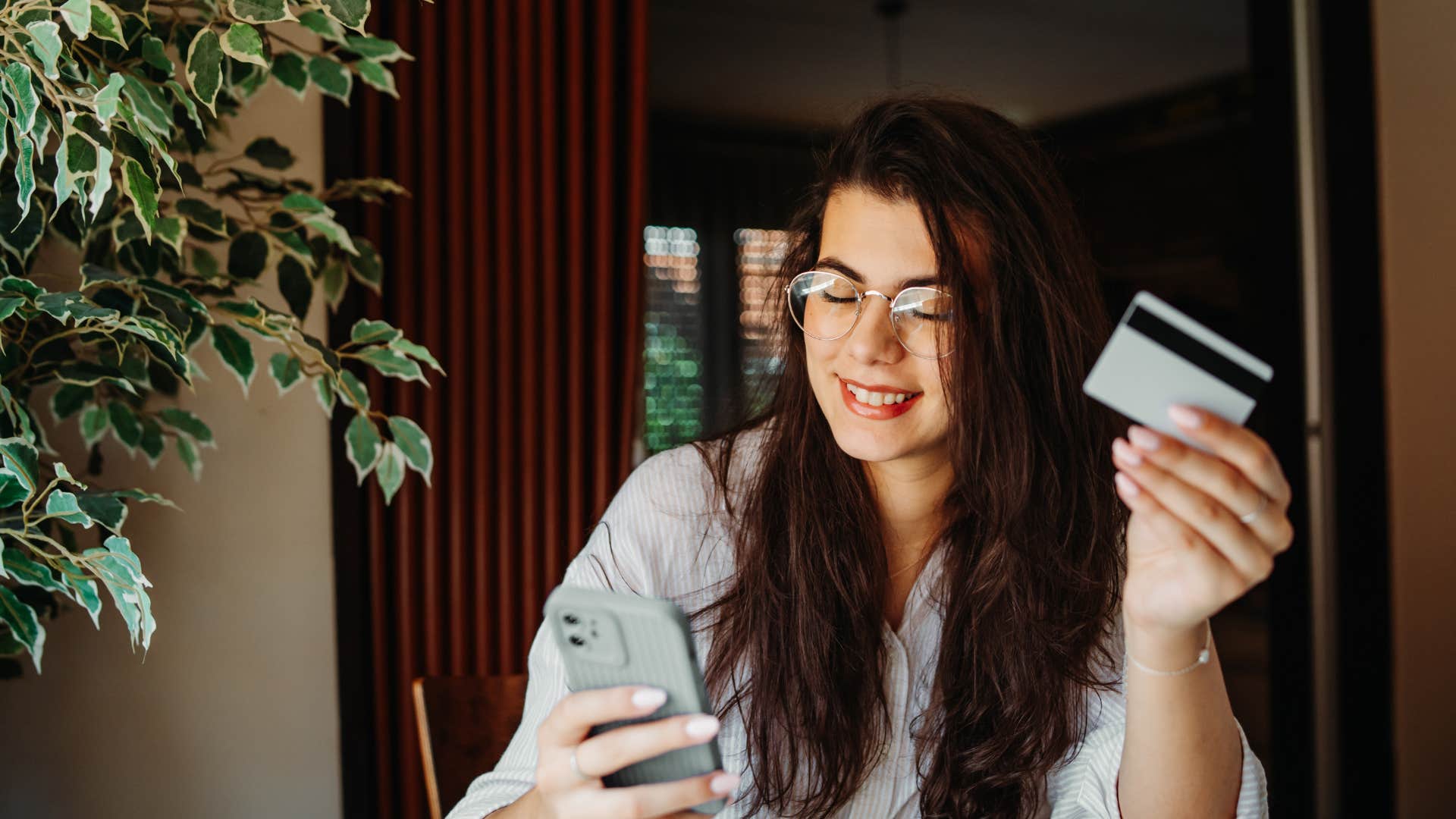 woman wondering if she can use klarna for an online purchase
