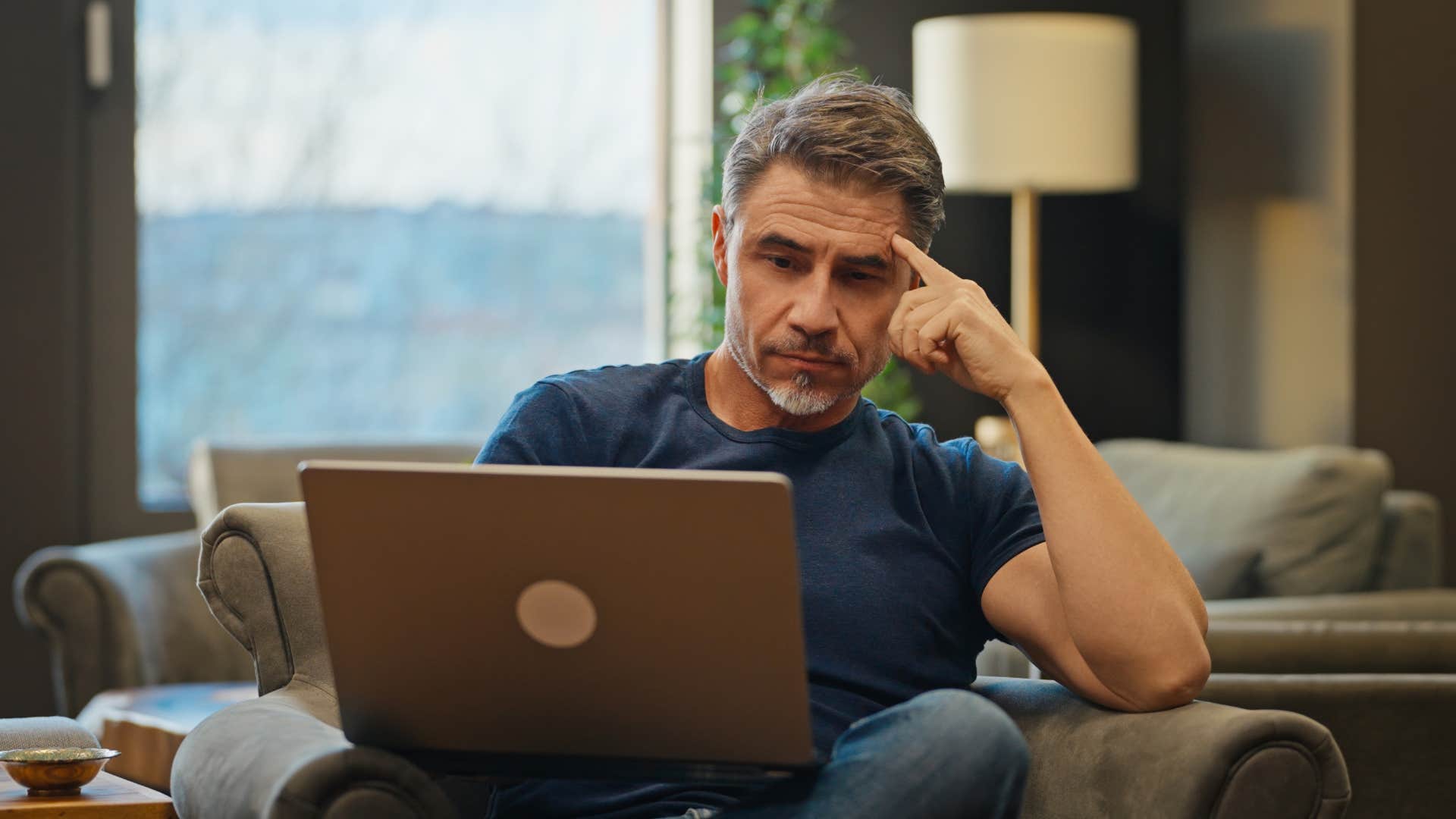 man stressing about a lack of financial goals