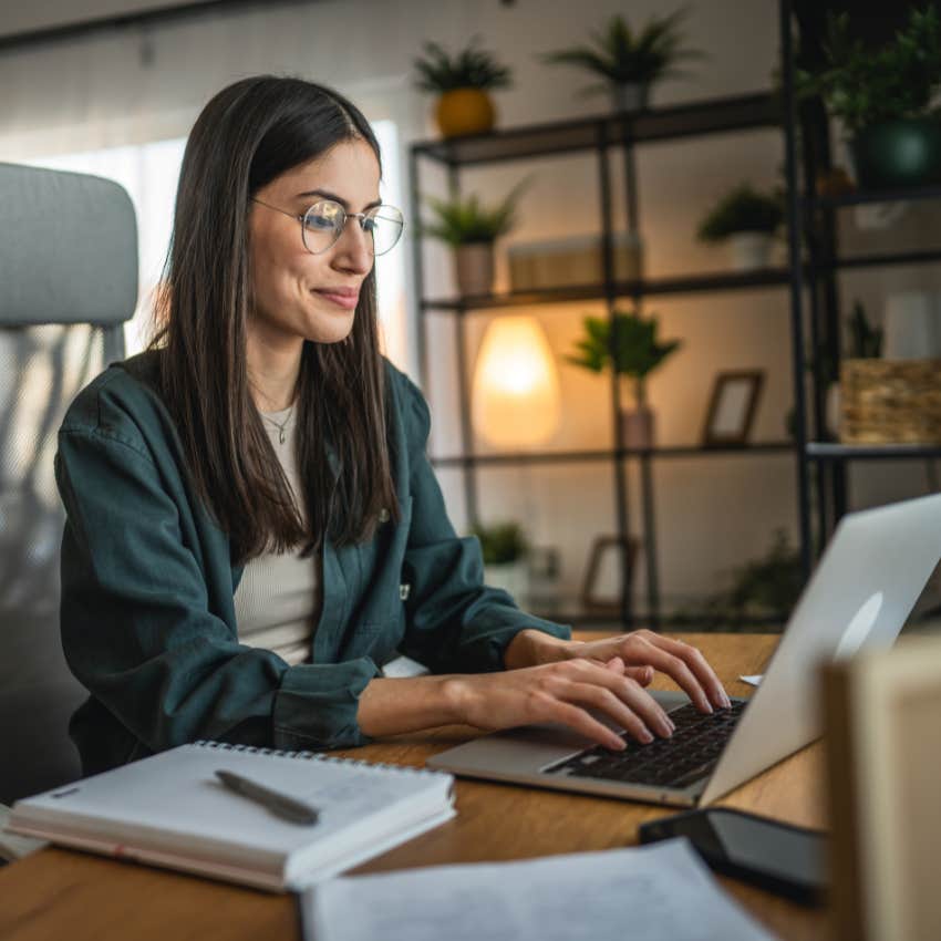 woman who avoids distractions by limiting time on tasks
