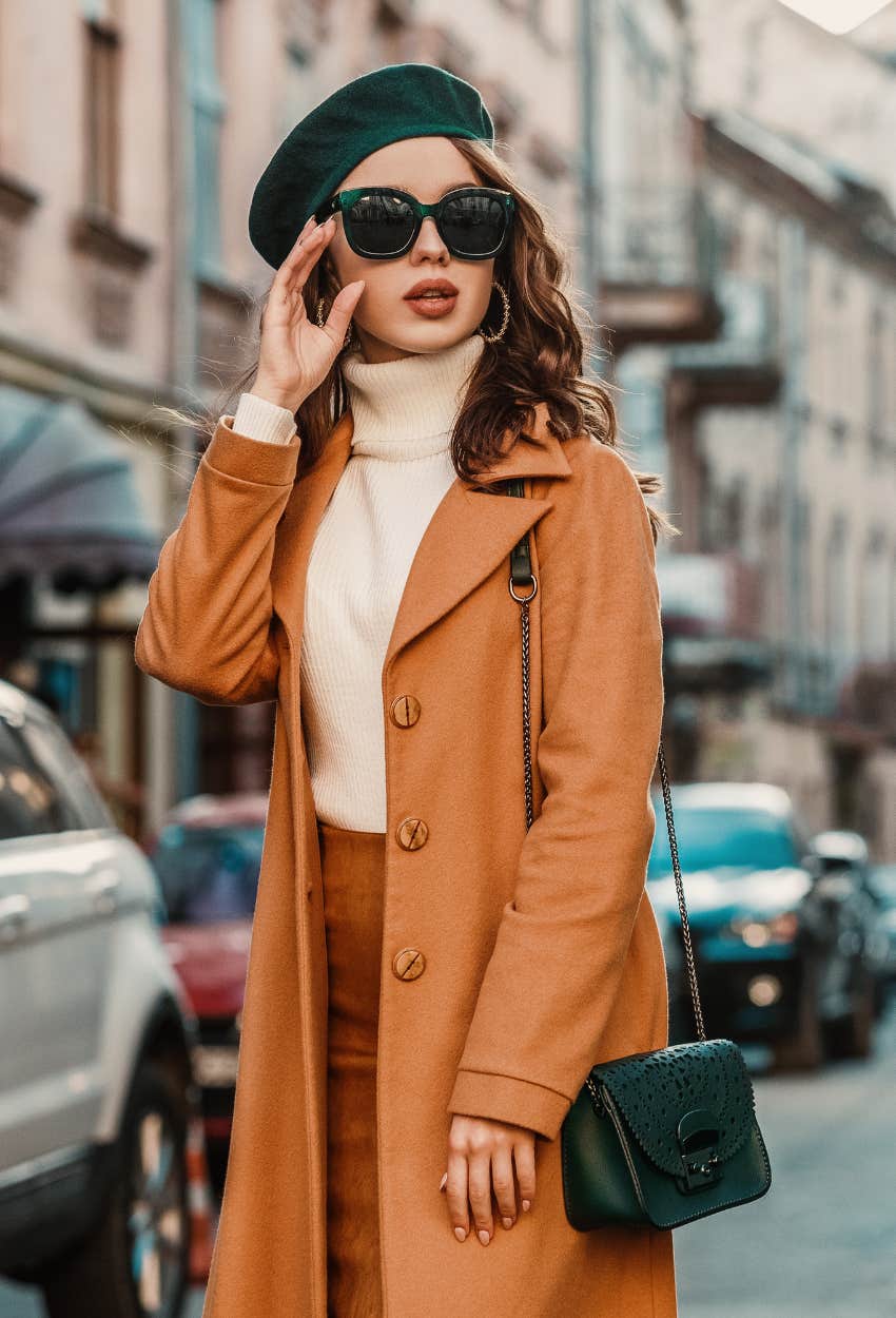 carry purse one shoulder swinging freely personality